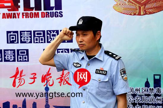 肺部被刺穿仍勇斗凶徒 老民警荣立一等功