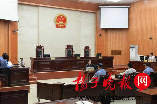 核载8人面包车塞进27名学生 黑校车司机获刑3个月