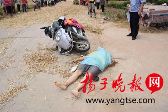 肇事麦草是村民早上铺下 麦草马路屡禁不绝