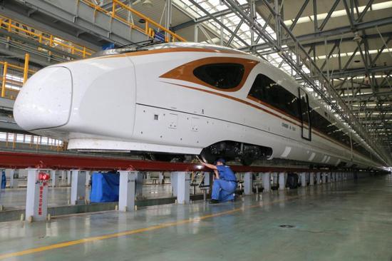 图为CR400BF-A型长编组“复兴号”动车组列车驶入虹桥动车所检车库。