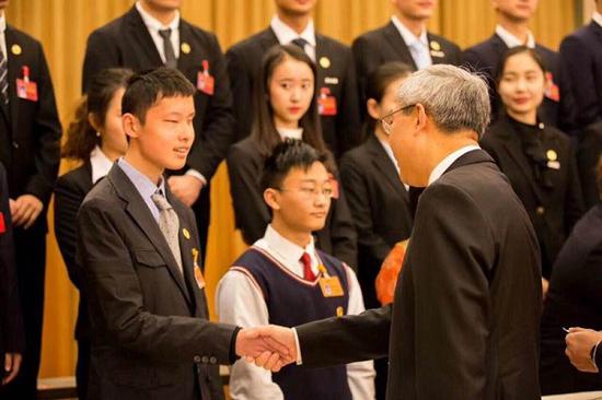 2016年学代会开幕式前,王蕴受到市领导接见。 王蕴供图