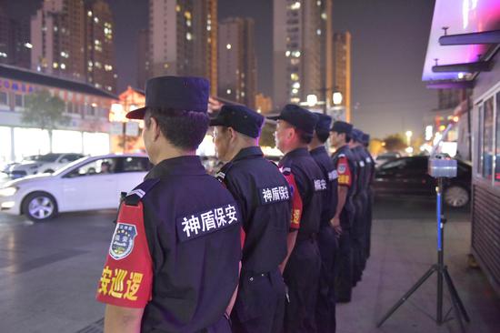 警察被保安打 eE_G-heqpwqy0427581.jpg