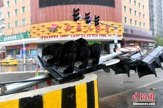 图为福州街道上一个临时交通信号灯被大风吹倒。 吕明 摄