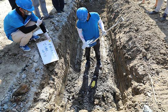 江苏一工业园被曝偷埋化工废料 污染土壤测出强碱性