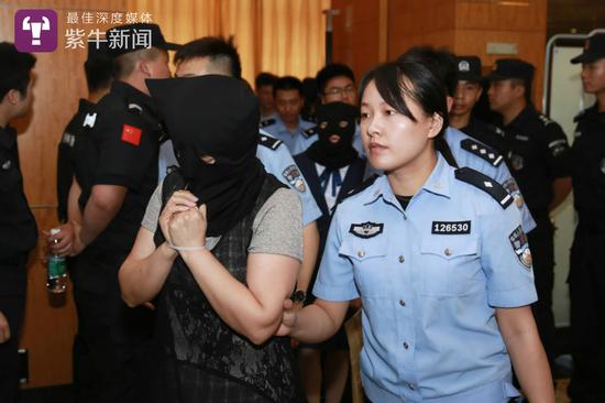 警方押走了邱翠云及其同伙