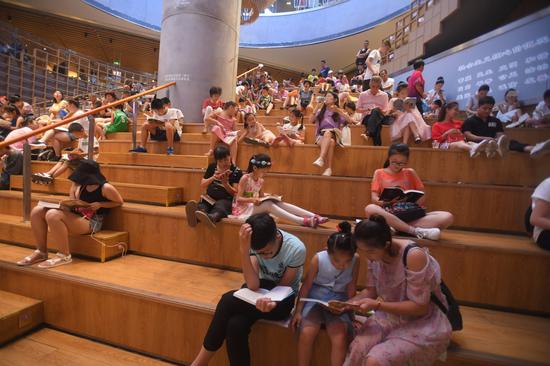 天气太热了！家长带孩子蹭凉挤爆书店