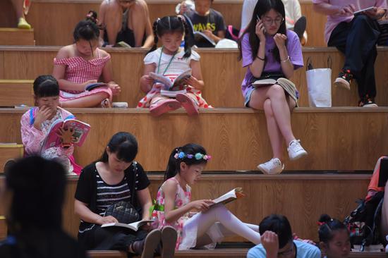 天气太热了！家长带孩子蹭凉挤爆书店