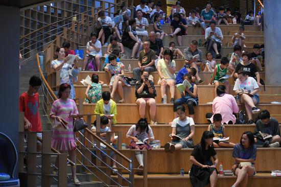 天气太热了！家长带孩子蹭凉挤爆书店