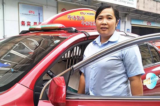 深夜捡40余件快递 “的姐”空驶20公里上交