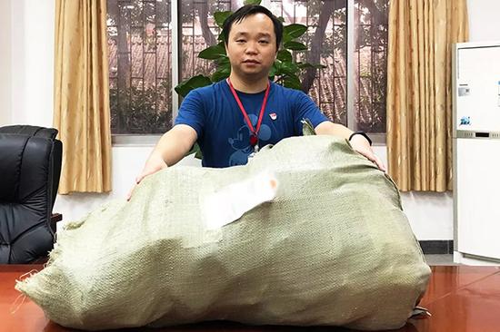 深夜捡40余件快递 “的姐”空驶20公里上交