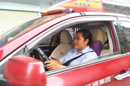 深夜捡40余件快递 “的姐”空驶20公里上交