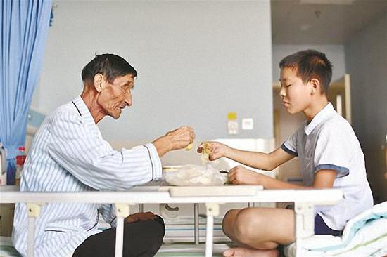爷爷患癌住院家人无暇照看 12岁男孩独自照料月余