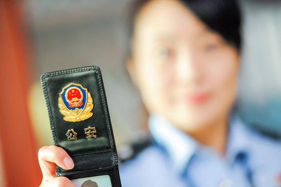 缉毒女警机智应变假装犯毒瘾 智擒毒贩