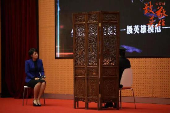 △国安干警李翔在屏风后接受采访
