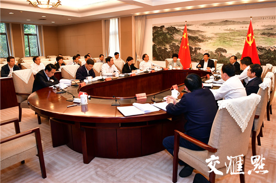 10日,娄勤俭主持召开省委常委会,讨论省级机构改革有关事项。交汇点记者 张筠 摄