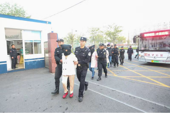 南京警方凌晨捣毁传销窝点102个 抓获涉案人员200余人