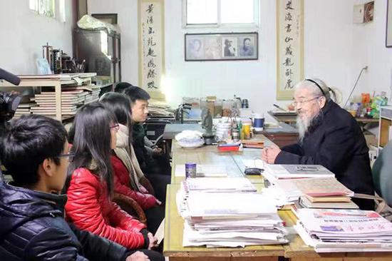 方老生前给孩子们谈心讲课