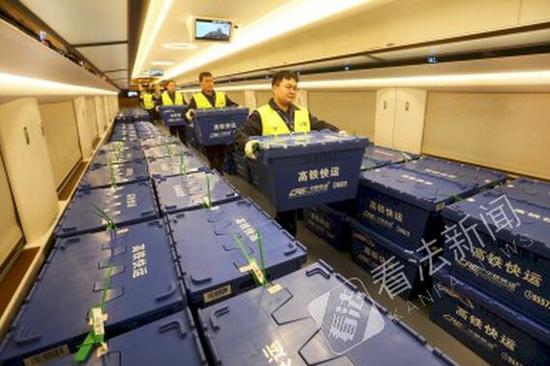 “复兴号”开辟车厢运快递 一次可运5吨货