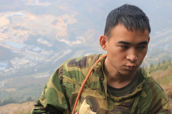 27岁扫雷战士遇爆炸失双手双眼 至今不知真实伤情