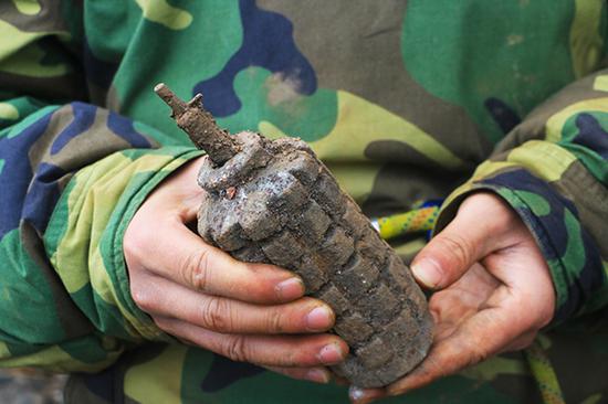27岁扫雷战士遇爆炸失双手双眼 至今不知真实伤情