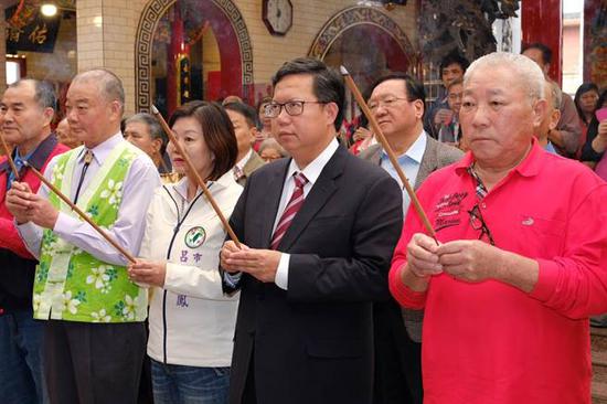 桃园市长郑文灿(前排右二)26日在八德指玄宫祈福谢票。(图片来源:台湾“中时电子报”)