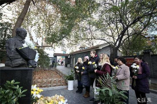 中外友人来到拉贝故居参观 缅怀这位中国人的朋友