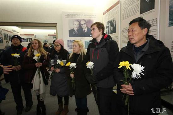 中外友人来到拉贝故居参观 缅怀这位中国人的朋友