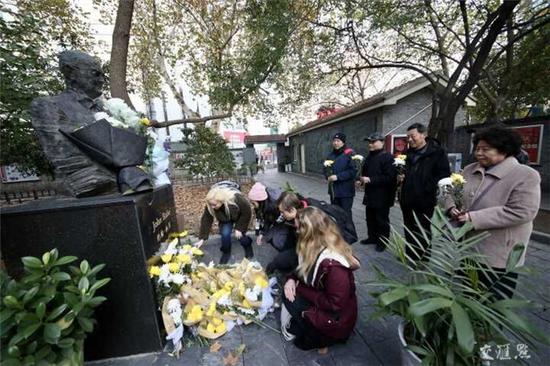 中外友人来到拉贝故居参观 缅怀这位中国人的朋友