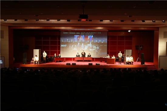 南京一高校学生手绘百余米画卷 缅怀沉痛历史守护和平