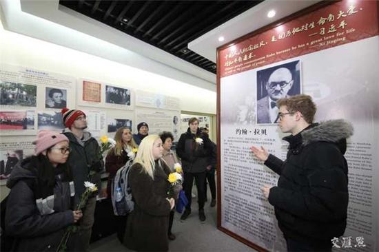 中外友人来到拉贝故居参观 缅怀这位中国人的朋友