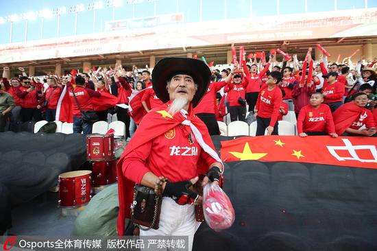 现场的中国球迷。