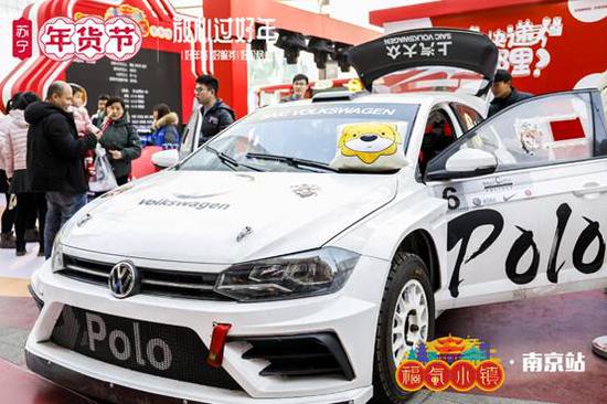 现场佩戴韩寒、黄景瑜同款头盔,在车里就能体验《飞驰人生》的快感。