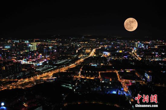 年度超级月亮来了　元宵节将“十五月亮十五圆”