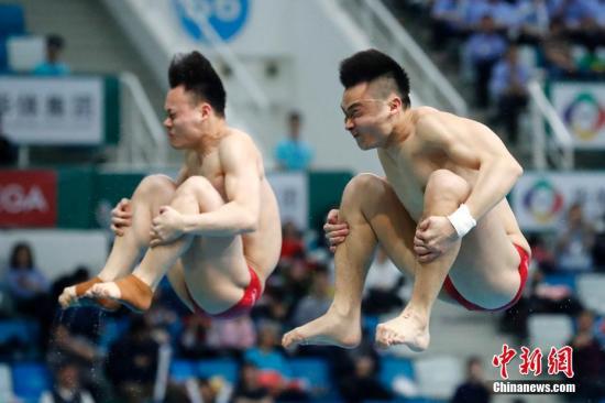 曹缘、谢思埸在比赛中。中新社记者 韩海丹 摄