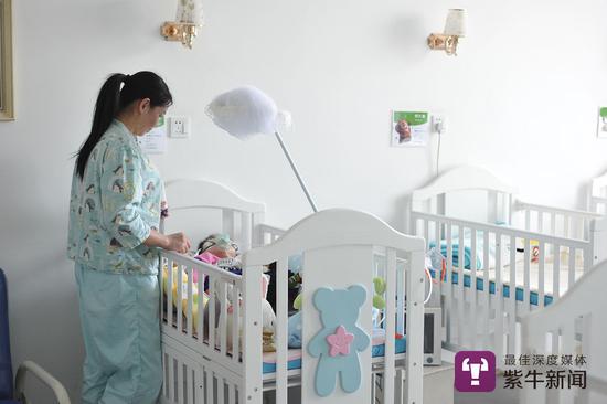 孩子们身边时刻有护理妈妈陪伴着