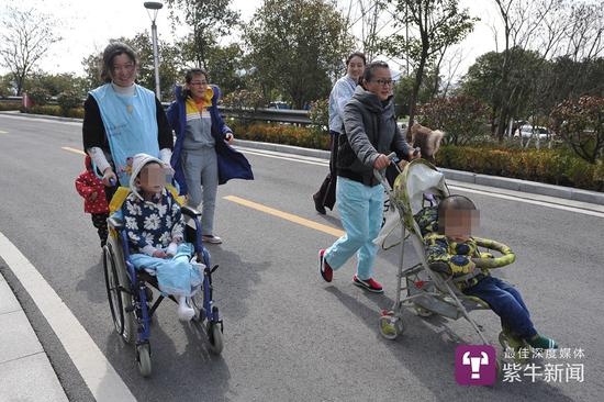 “妈妈们”陪同孩子去室外转转