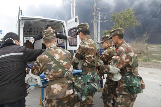 武警官兵帮助医护人员转移伤员