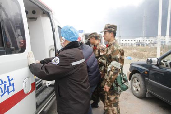 武警官兵将受伤群众送上救护车