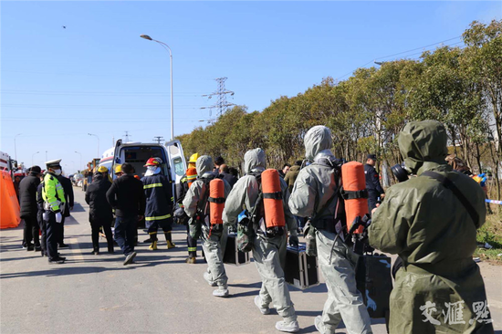 武警官兵与民兵全力投入响水“3·21”事故抢险救援