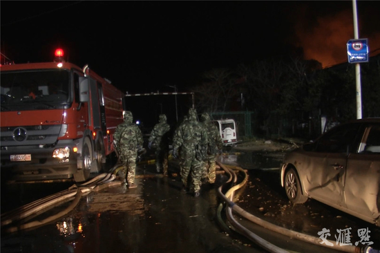 武警官兵与民兵全力投入响水“3·21”事故抢险救援