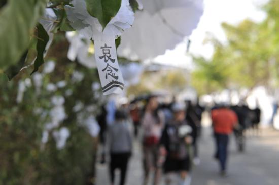 2日的四川西昌街头,市民自发悼念逝者。 新京报记者 吴江 摄