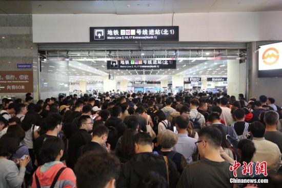 “五一”假期最后一日,上海迎返程客流高峰。 张亨伟 摄