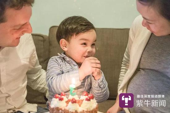 马克斯和妻子给儿子过生日