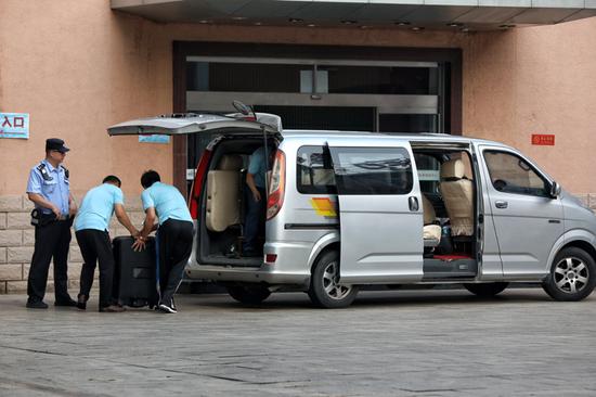 工作人员将考卷装车。