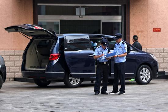 抵达考试中心的押运民警签到。
