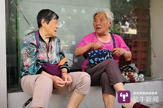 陈秀兰跟别人在聊天