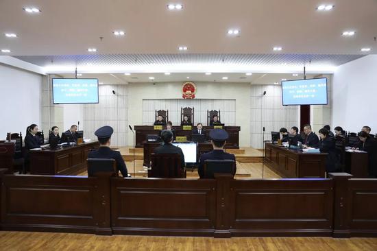 “人前假装清廉，人后贪婪放纵”的厅官获刑17年