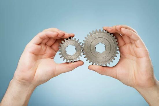 博士院长的堕落记：儿媳怀孕都成老友"围猎"理由