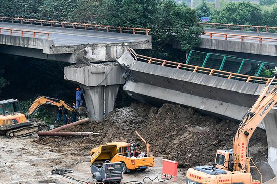 这是10月11日拍摄的江苏无锡高架桥侧翻事故救援现场。新华社 图