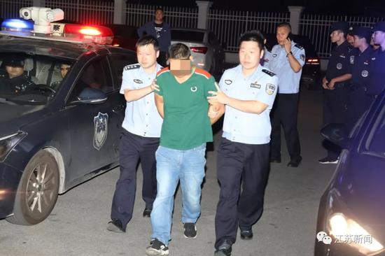 镇江出租车司机夫妇身中数十刀惨死！25年后一枚指纹揪出真凶